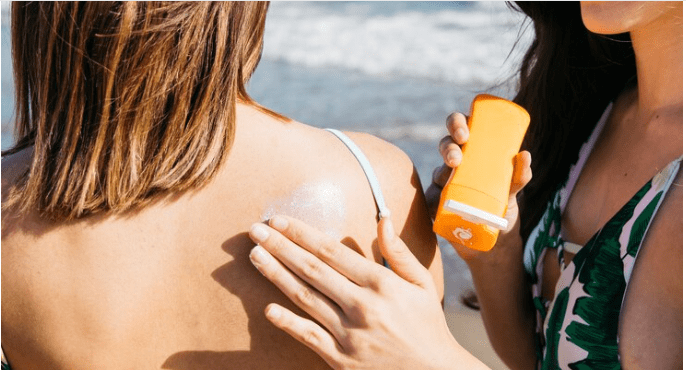 There are 12 benefits and 12 drawbacks to lotion for sunburn