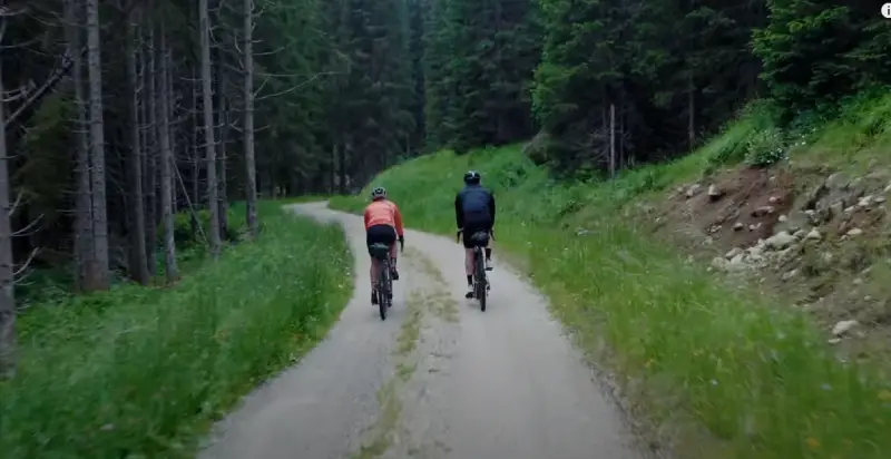 A person with good posture while cycling to reduce pain