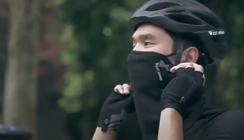 Applying a homemade mask to lighten a dark neck