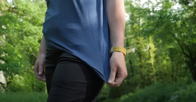 Choosing light-colored, breathable cycling clothing