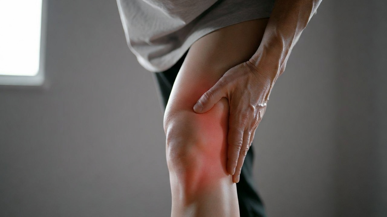 hip muscle weakness linked to itbs knee pain